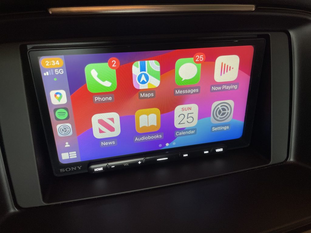 Photo of Sony XAV-AX6000 displaying the default CarPlay screen